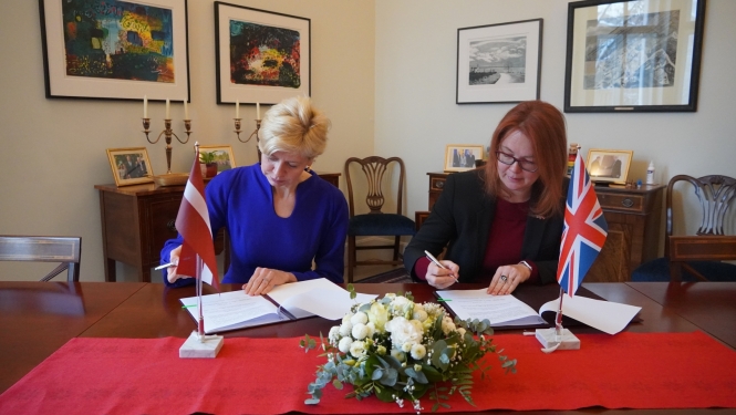 Izglītības un zinātnes ministre Anda Čakša un British Council pārstāvniecības Latvijā vadītāja Zane Matesoviča paraksta sadarbības memorandu