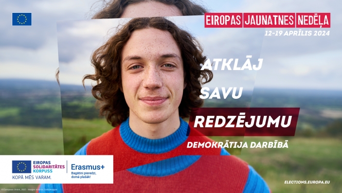 Eiropas jaunatnes nedēļas plakāts, centrā jaunietis ar tumšiem matiem un zili sarkanu džemperi