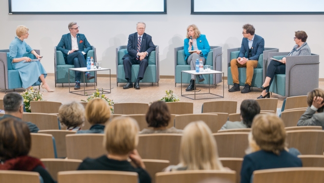 LU un IZM noslēguma diskusijā par pedagogu sagatavošanu eksperti sēžpie galda, redzami arī skatītāji zālē