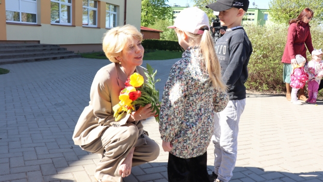 Izglītības un zinātnes ministre reģionālajā vizītē apmeklēja Valmieras novada skolas