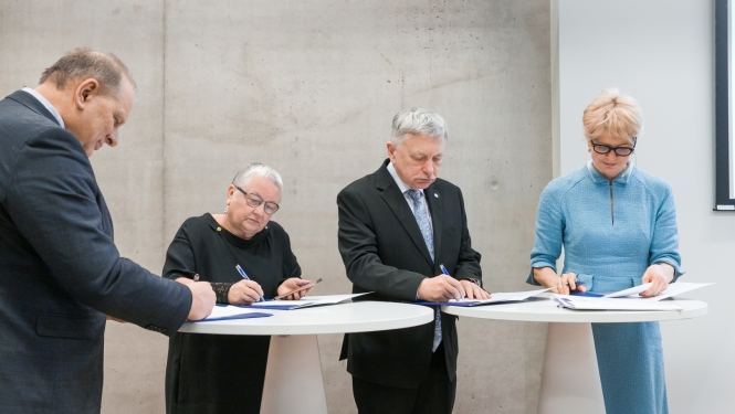 Ministre Anda Čakša, LU rekors Indriķis Muižnieks paraksta memorandu
