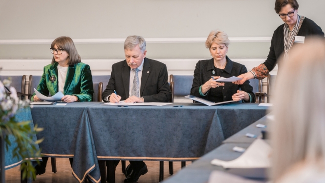 IZM un LU sadarbības memorandam pievienojas 12 pašvaldības un Daugavpils Universitāte