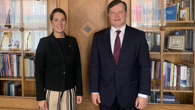 ministre ar vēstnieku