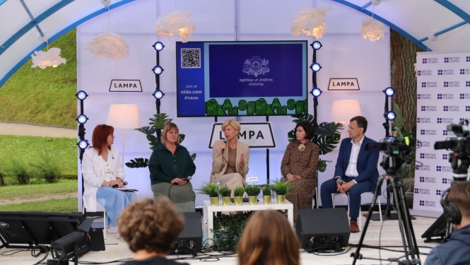 Diskusijas dalībnieki uz skatuves