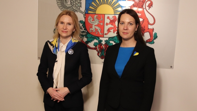 Ministre tiekas ar Ukrainas parlamenta parstavi