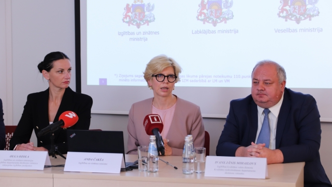 Preses konferencē pie galda sēž izglītības un zinātnes ministre Anda Čakša, zglītības kvalitātes valsts dienesta Kvalitātes nodrošināšanas departamenta direktora vietnieks Ivans Jānis Mihailovs un IZM Izglītības departamenta direktores vietniece iekļaujošas izglītības jautājumos Olga Ozola.