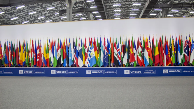 Rindā salikti daudzu valstu karogi