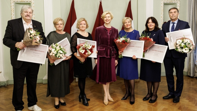 Ministru kabineta Atzinības rakstu saņēmēji kopā ar izglītības un zinātnes ministri Andu Čakšu.