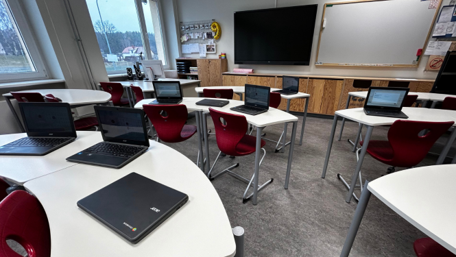 Mācību klase ar chromebook datoriem, kas novietoti uz galdiem
