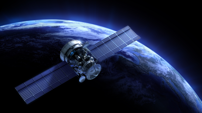 Satelīts uz Zemes fona