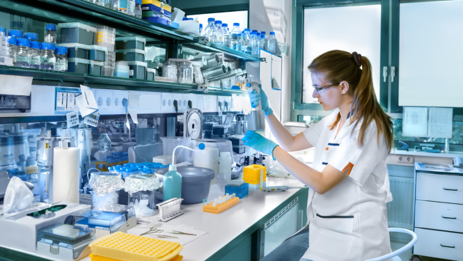 Zinātniece laboratorijā