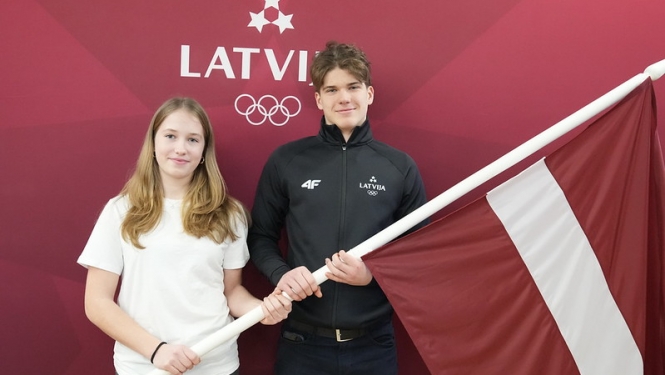 Latvijas delegācijas karognesēji Pasaules Jauniešu Ziemas Olimpiskajās spēlēs Amēlija Kotāne un Olivers Mūrnieks.