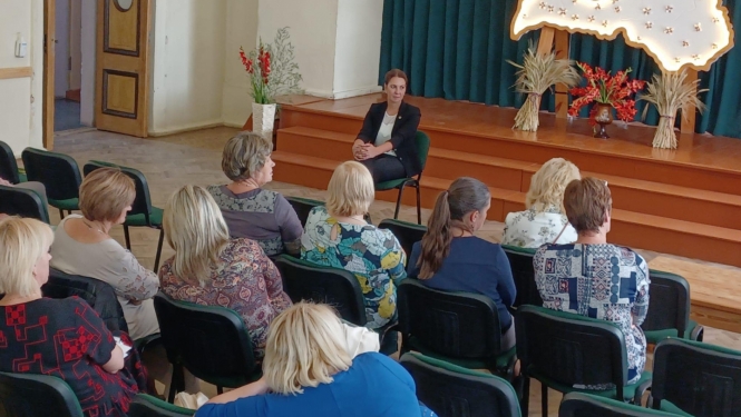 zāle ar cilvēkiem