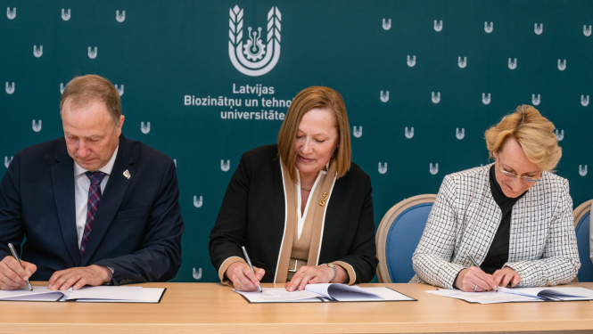 Latvijas Biozinātņu un tehnoloģiju universitātes (LBTU) rektore Irina Arhipova, Izglītības un zinātnes ministre Dace Melbārde un Zemkopības ministrijas valsts sekretārs Ģirts Krūmiņš paraksta līgumu