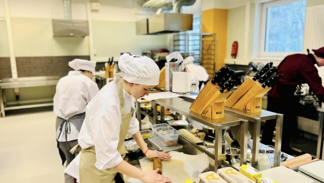 Studenti mācās gatavot profesionālā virtuvē