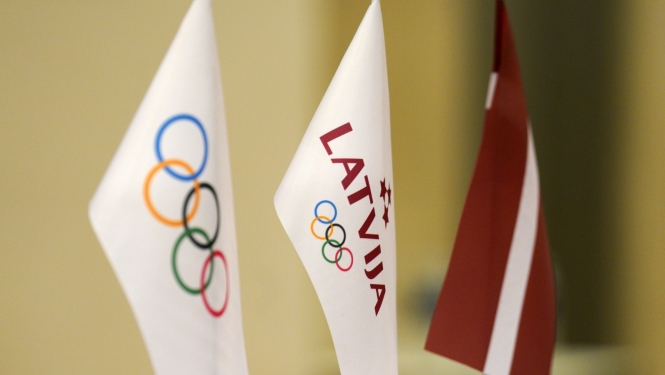 Olimpisko spēļu, LOK un Latvijas karodziņi