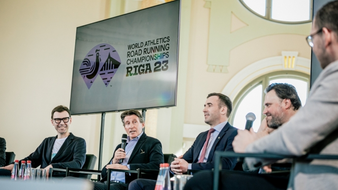 preses konferencē