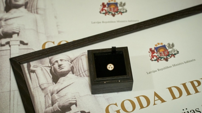 Goda diploms ar Ministru kabineta balvas krūšu nozīmīti