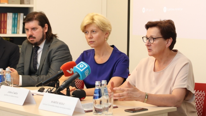 Preses konferencē pie galda sēž izglītības un zinātnes ministre Anda Čakša, Latvijas Universitātes Studiju inovācijas nodaļas vadītāja Mārīte Seile un IZM Valsts sekretāra vietnieks Jānis Paiders