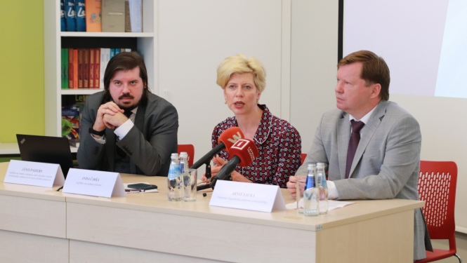 Preses konferencē pie galda sēž izglītības un zinātnes ministre Anda Čakša, IZM Valsts sekretāra vietnieks cilvēkkapitāla, zinātnes un inovāciju attīstības jautājumos Jānis Paiders, Vidzemes Augstskolas padomes priekšsēdētājs Arnis Sauka