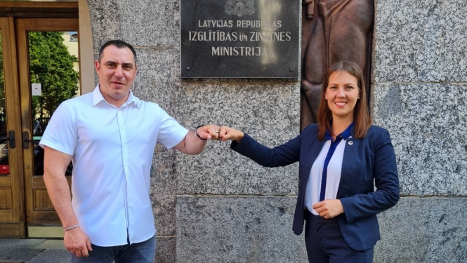 Parlamentārais sekretārs un ministre
