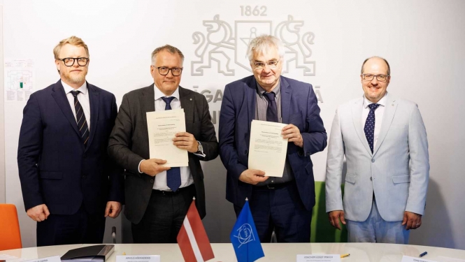 RTU rektors Tālis Juhna, finanšu ministrs Arvils Ašeradens, CERN informācijas tehnoloģijas un pētniecības direktors Joahims Mnihs un Latvijas pārstāvis CERN Toms Torims. Foto: Toms Norde