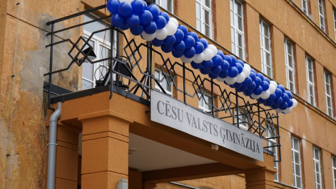 Cēsu Valsts ģimnāzijas galvenā ieeja izrotāta ar baloniem