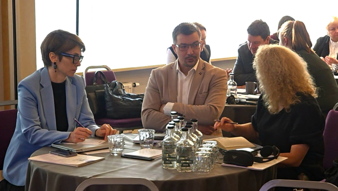 IZM Politikas koordinācijas departamenta direktore Laura Treimane, IZM Vispārējās izglītības departamenta direktors Rūdolfs Kalvāns un VIAA Izglītības satura departamenta direktore Diāna Šavalgina.