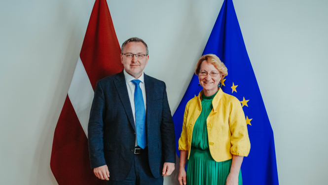 Izglītības un zinātnes ministre Dace Melbārde ar Kanādas vēstnieku Latvijā Braienu Svorku (H.E. Brian Szwarc)