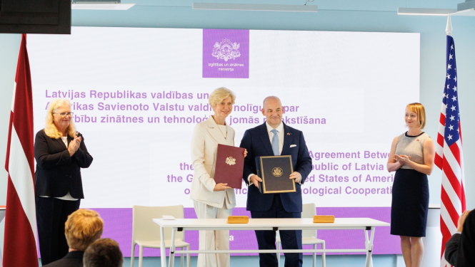 Izglītības un zinātnes ministre Anda Čakša un ASV ārkārtējais un pilnvarotais vēstnieks Latvijā Kristofers Robinsons parksta starpvaldību nolīgumu par sadarbību zinātnes un tehnoloģiju jomā