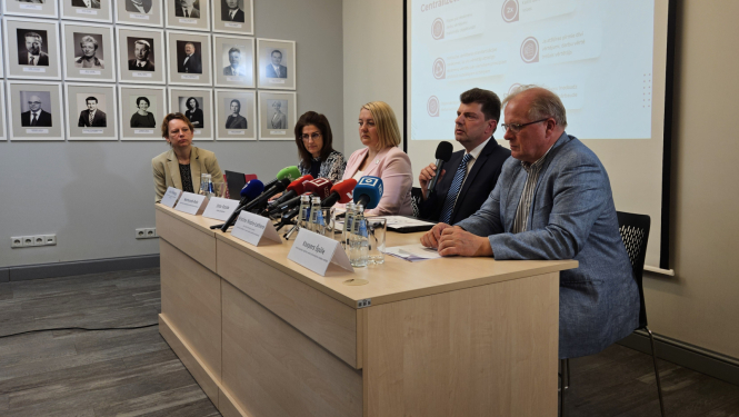 Preses konferences dalībnieku kopbilde 08.07.2025.