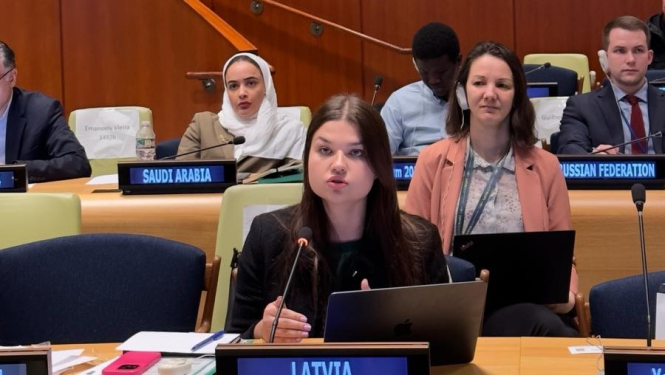 Parlamentārā sekretāre Silvija Reinberga saka uzrunu forumā