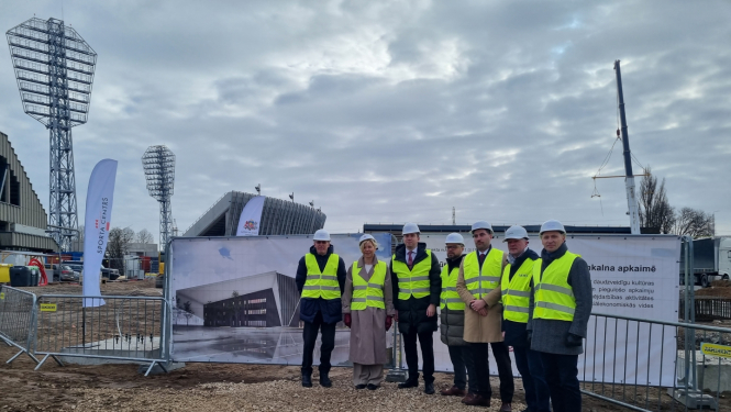 cilvēki būvvlaukumā