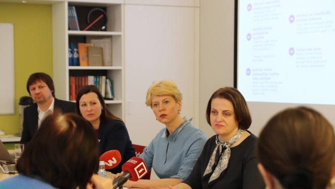 Preses konferencē pie galda sēž izglītības un zinātnes ministre Anda Čakša, Izglītības departamenta direktore Edīte Kanaviņa un ministres padomniece Karīna Caunīte-Orupe.