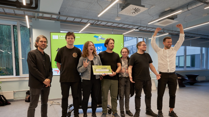 Eiropas Savienības 7. CASSINI kosmosa hakatona komanda “NEAMO” tur rokās uzvarētāja plāksni