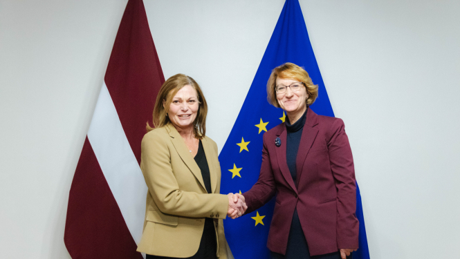 Izglītības un zinātnes ministre Daces Melbārde un Ziemeļvalstu Ministru padomes biroja Latvijā direktore Nina Hvida Enevoldsena