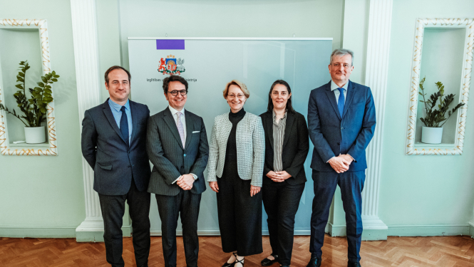 Izglītības un zinātnes ministre Dace Melbārde ar Spānijas vēstnieku Latvijā Manuelu Alamu Orenesu (Manuel Alhama Orenes), Ārlietu ministrijas Spāņu valodas pasaulē nodaļas ģenerāldirektoru Giljermo Eskribano Manzano (Guillermo Escribano Manzano) un izglītības ekspertiem.