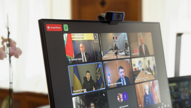 datora ekrāns ar runātājiem tiešsaistē