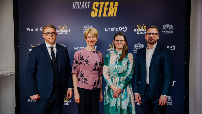 RTU rektors Tālis Juhna, izglītības un zinātnes ministre Anda Čakša, nodibinājuma “Iespējamā misija” valdes priekšsēdētāja Ramona Urtāne un "Enefit" valdes priekšsēdētājs Mārtiņš Vancāns stāv pie fotosienas ar uzrakstu "Izglābt STEM" 