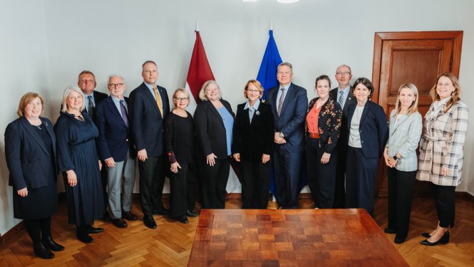 Kopbilde – Dace Melbārde kopā ar Pasaules Brīvo latviešu apvienību Izglītības un zinātnes ministrijā