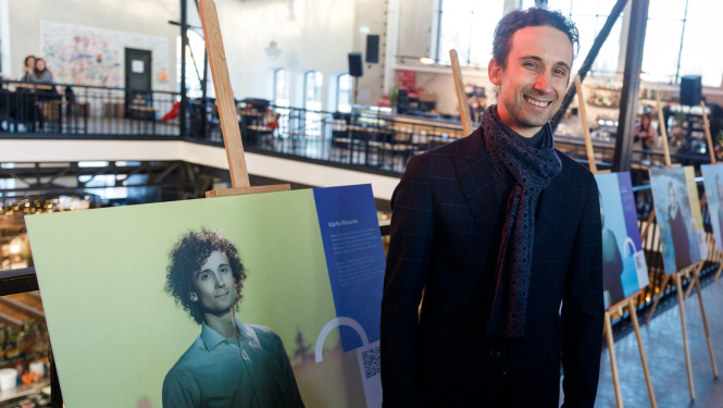 zinātnieka portrets izstādē