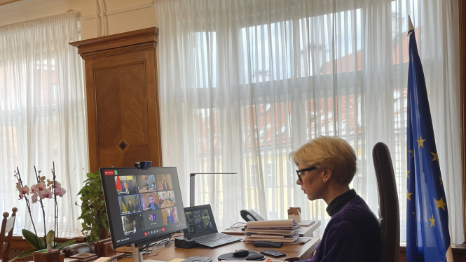 sieviete pie datora kabinetā