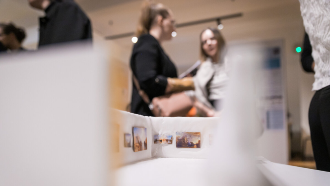 Cilvēki sarunājas / people talking