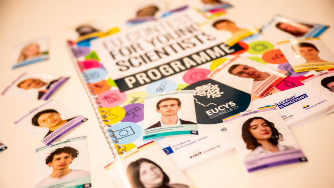 Eiropas Savienības Jauno zinātnieku konkursa programma nolikta uz galda