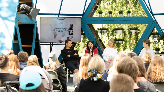 Lampa skatuve ar cilvēkiem