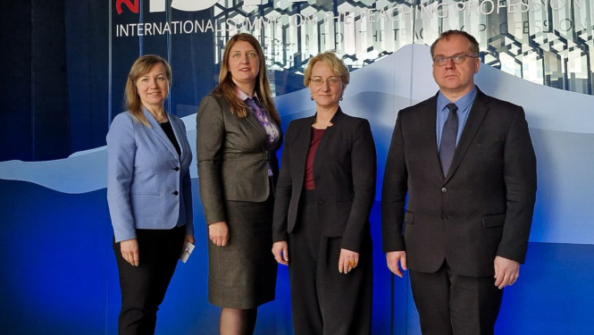 izglītības un zinātnes ministre Dace Melbārde, Latvijas Izglītības un zinātnes darbinieku arodbiedrības priekšsēdētāja Inga Vanaga un priekšsēdētājas vietniece Irina Avdejeva, kā arī Izglītības kvalitātes valsts dienesta Kvalitātes nodrošināšanas departamenta direktors Rolands Ozols