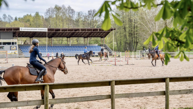 Jātnieki uz zirgiem jāšanas sporta skolā ''Kleisti'' 