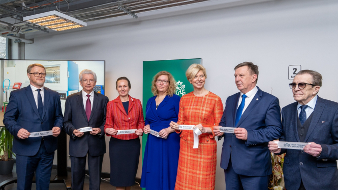 cilvēki griež atklāšanas lenti