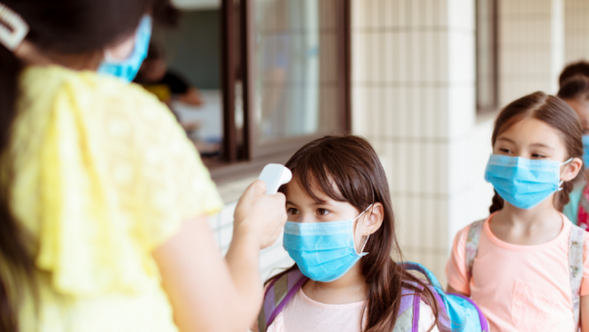 Par Covid-19 gadījumiem skolās būs jāinformē Izglītības kvalitātes valsts dienests