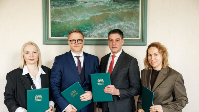 Četrpusējo sadarbības līgumu parakstīja LiepU rektore Dace Medne (pirmā no kreisās), RTU rektors Tālis Juhna, Liepājas domes priekšsēdētājs Gunārs Ansiņš un IZM Augstākās izglītības, zinātnes un inovāciju departamenta direktore Diāna Laipniece.